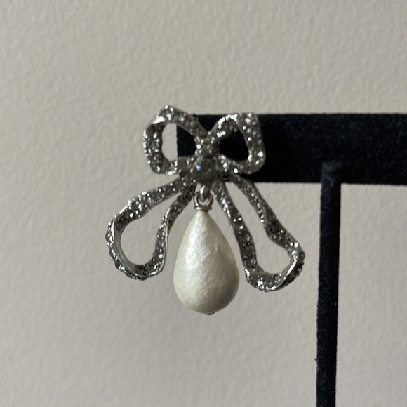 OSCAR DE LA RENTA Bow & Imitation Pearl Drop Earring - Picture 1 of 7